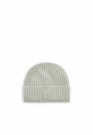 Hellgraue gestrickte Beanie mit gefaltetem, geripptem Bündchen und kleinem quadratischem Logo-Patch vorne in der Mitte.