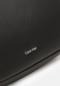 Calvin Klein REFINE SHOULDER BAG - Håndveske - black