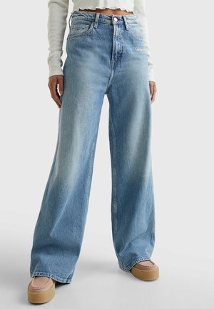 CLAIRE - Vaqueros a campana - denim light