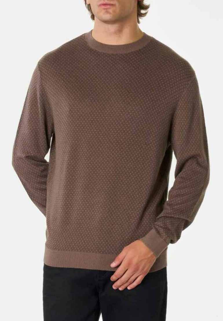 Maglione marrone di tessuto texturizzato con scollatura rotonda, polsini e orlo a coste. Presenta un sottile motivo geometrico su tutta la superficie del tessuto.