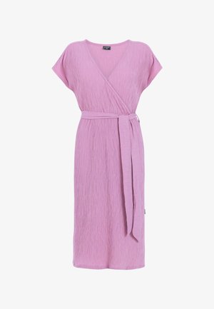 Fialovofialové zvrásnené zavinovacie šaty s krátkymi rukávmi a opaskom z rovnakého materiálu viazaným v páse, dizajn po kolená.