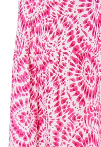 Material cu model care prezintă un design tie-dye roz pe un fundal alb, cu forme și puncte variate.