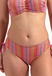Ensemble de bikini multicolore avec des rayures verticales en rose, vert, jaune et bleu. Le tissu est texturé, avec des liens ajustables sur les côtés.