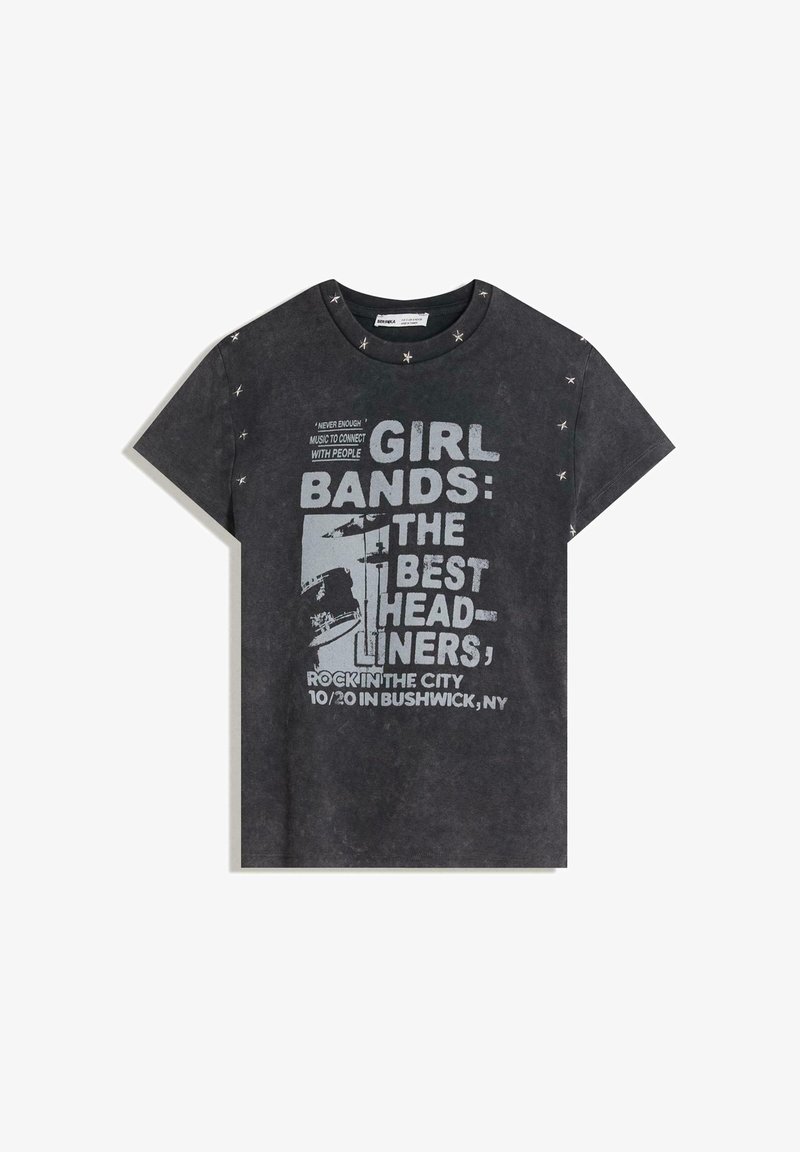 Sort grafisk t-shirt lavet af bomuld, med lys grå tekst om pigebands og en koncert, samt stjerneaccenter nær skuldrene.