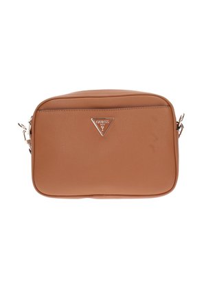 Bruine leren Guess crossbodytas met rechthoekige vorm, zilveren driehoekig logo en verstelbare zijriembevestigingen.