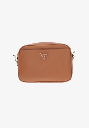 Bruine leren Guess crossbodytas met rechthoekige vorm, zilveren driehoekig logo en verstelbare zijriembevestigingen.