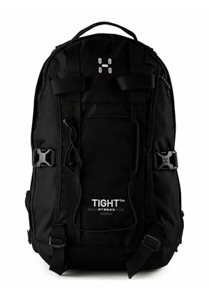 Schwarzer, mittelgroßer Rucksack mit vorderen Schnallen, Tragegriff oben und der Aufschrift "TIGHT PRO" auf der vorderen Tasche.