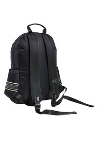 Mochila de nylon negra con correas para los hombros acolchadas, bolsillos laterales y una franja con el logo; cuenta con un asa en la parte superior y correas ajustables.