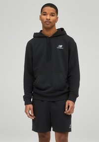 New Balance UNI-SSENTIALS FRENCH TERRY  - Felpa con cappuccio - schwarz