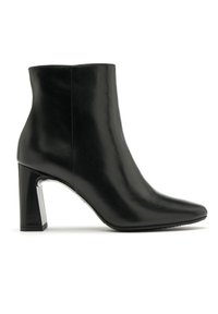 Czarne skórzane botki za kostkę z ostro zakończonym noskiem i słupkowym obcasem. Posiadają gładką teksturę oraz metaliczny akcent na podstawie obcasa.