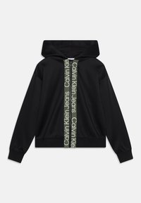 Czarna bluza z kapturem i suwakiem z przodu, z zieloną taśmą z logo biegnącą wzdłuż środka. Miękki materiał i ściągacze na rękawach, luźny krój.