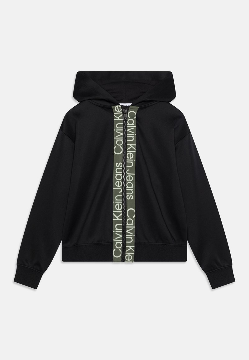 Czarna bluza z kapturem i suwakiem z przodu, z zieloną taśmą z logo biegnącą wzdłuż środka. Miękki materiał i ściągacze na rękawach, luźny krój.