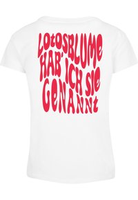 Hvid t-shirt med stort, stiliseret rødt tekst på ryggen, med ordene "Lotosblume hab' ich sie genannt."