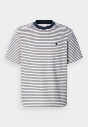 T-shirt de algodão riscado com gola e punhos azul-marinho, apresentando riscas horizontais azuis e brancas; pequeno logo bordado no peito.