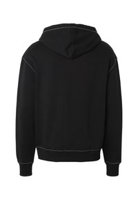 Černá mikina s kapucí a dlouhými rukávy, s bílým kontrastním prošitím na ramenou, manžetách, lemu a okrajích kapuce, zobrazena zezadu.