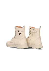Beige leren enkellaarzen met een gestructureerde afwerking, gevoerde kraag, vetersluiting aan de voorkant en hartvormige accenten. Rondneus en robuuste zool.