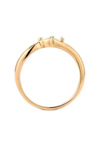 Guld ring med en glat, afrundet skæft med tre prongindstillede klare ædelsten på toppen, der viser en poleret finish og en strålende overflade.