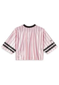 Top corto de satén rosa con rayas negras, mangas cortas y cuello de canalé negro. Presenta rayas negras en las mangas.