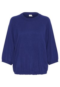 Blaues Strickpullover mit dreiviertel Raglanärmeln und gerippten Saumabschlüssen, Rundhalsausschnitt und einem kleinen Etikett im Kragen.