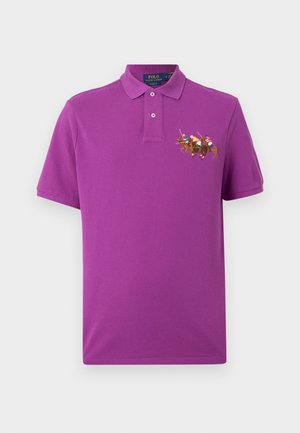 Violets īsroku polo krekls ar apkakli, divām priekšējām pogām un izšūtu logo ar trim polo spēlētājiem uz zirgiem krūtīs.