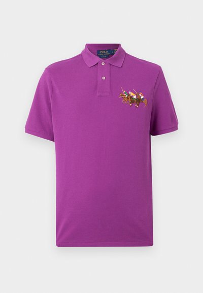 Μωβ πόλο πουκάμισο με κοντά μανίκια, γιακά, δύο κουμπιά στο μπροστινό μέρος και κεντημένο λογότυπο με τρεις παίκτες πόλο σε άλογα στο στήθος.