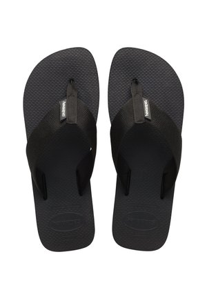 Zwarte flip-flops met gestructureerde rubberen zolen, stoffen bandjes en een prominente merklabel. Het ontwerp is eenvoudig en functioneel.