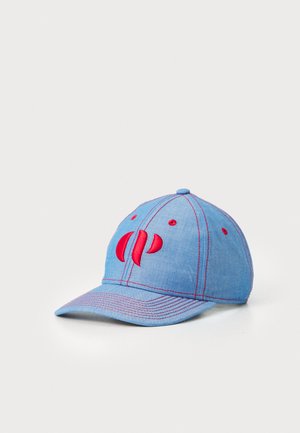 Blå basebollkeps med röd sömnad och en framträdande röd logotyp på framsidan. Har en böjd skärm och en tygknapp på toppen.