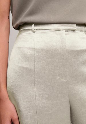 Lys grå, strukturerede bukser med en glat overflade, der har en skræddersyet talje og bæltesløjfer, synlige lomme-sømme og en tætsiddende form.
