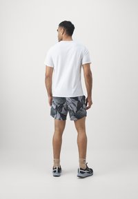 Nike Performance STRIDE  - Pantalón corto de deporte - iron grey/black/summit white