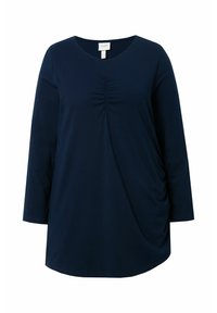 Maglietta a maniche lunghe blu navy con scollatura rotonda e dettaglio arricciato al centro, realizzata in tessuto morbido e con una vestibilità leggermente ampia.