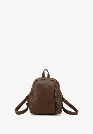 Zaino in pelle marrone con una texture liscia, scomparti con zip, logo frontale e un tassello decorativo. Presenta spallacci regolabili e una maniglia superiore.