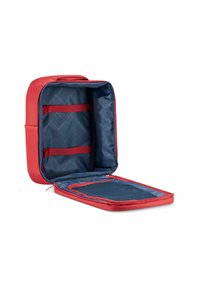 Valigia da viaggio rossa di forma rettangolare, con interno blu, tasca in rete e cinghie elastiche per l'organizzazione. Chiusura con zip.