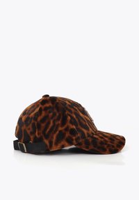 Cappellino da baseball con stampa leopardata, realizzato in tessuto morbido, dotato di visiera curva, cinturino regolabile nero e dettaglio in metallo sul lato.