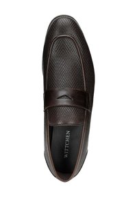 Bruine leren loafers met een getextureerd gaasontwerp, een gladde band bovenaan en subtiele stiksels, gemarkeerd met "WITTCHEN."