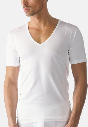 Weißes V-Ausschnitt T-Shirt aus weichem Stoff, kurze Ärmel, mit taillierter Passform und glatter Textur ohne sichtbare Muster oder Akzente.
