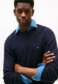 Tommy Hilfiger TEXTURED CREW NECK - Jumper - desert sky