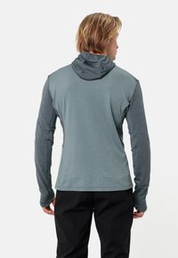 Kapuzenshirt mit langen Ärmeln in schiefergrau, aus strukturiertem Stoff, tailliertem Schnitt und einem kleinen Logoakzent am Saum.