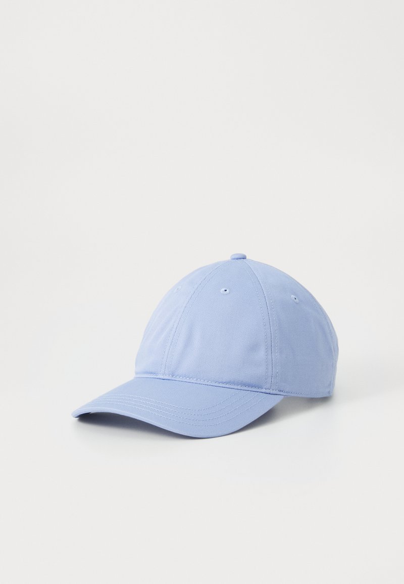 Casquette de baseball bleu clair en tissu texturé, avec une visière courbée et un design de panneaux cousus. La sangle ajustable n'est pas visible.