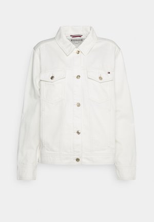 Veste en denim blanc avec boutons argentés, deux poches poitrine à rabats boutonnés, manches longues et col classique.