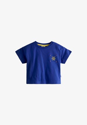 Niebieski bawełniany t-shirt z krótkimi rękawami, z małym haftowanym wzorem słońca w kolorach żółtym i czerwonym na obszarze przedniej kieszeni.