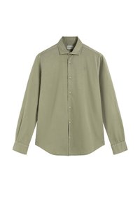 Camisa de manga larga verde oliva, estilo abotonado. Cuenta con un collar puntiagudo, detalles de costura sutiles y un pequeño logo en el pecho.
