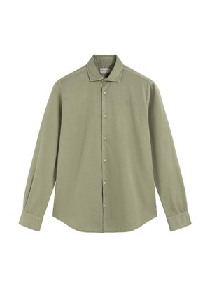 Camisa de manga larga verde oliva, estilo abotonado. Cuenta con un collar puntiagudo, detalles de costura sutiles y un pequeño logo en el pecho.