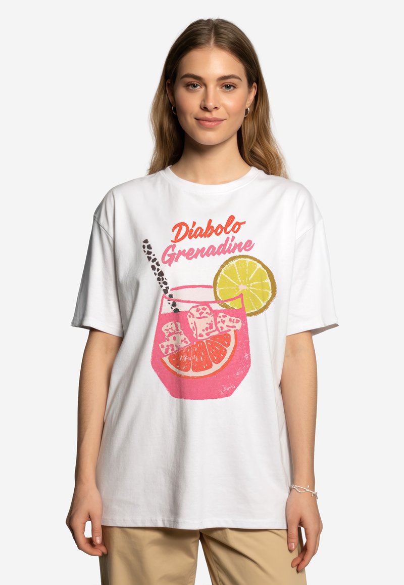 Biała koszulka z graficznym nadrukiem różowego napoju z plasterkiem cytryny i kostkami lodu, oznaczona napisem "Diabolo Grenadine" w jaskrawych kolorach.