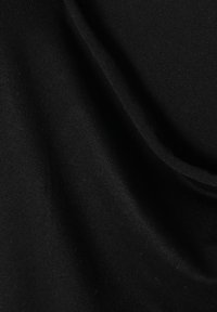 Tessuto nero con una consistenza liscia, caratterizzato da una leggera lucentezza e caduta. Il materiale appare leggero e leggermente elastico.