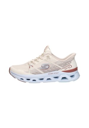 Zapatilla deportiva beige Skechers Glide-Step con parte superior de malla, cierre de cordones, suela blanca gruesa con orificios de ventilación y etiqueta antideslizante.
