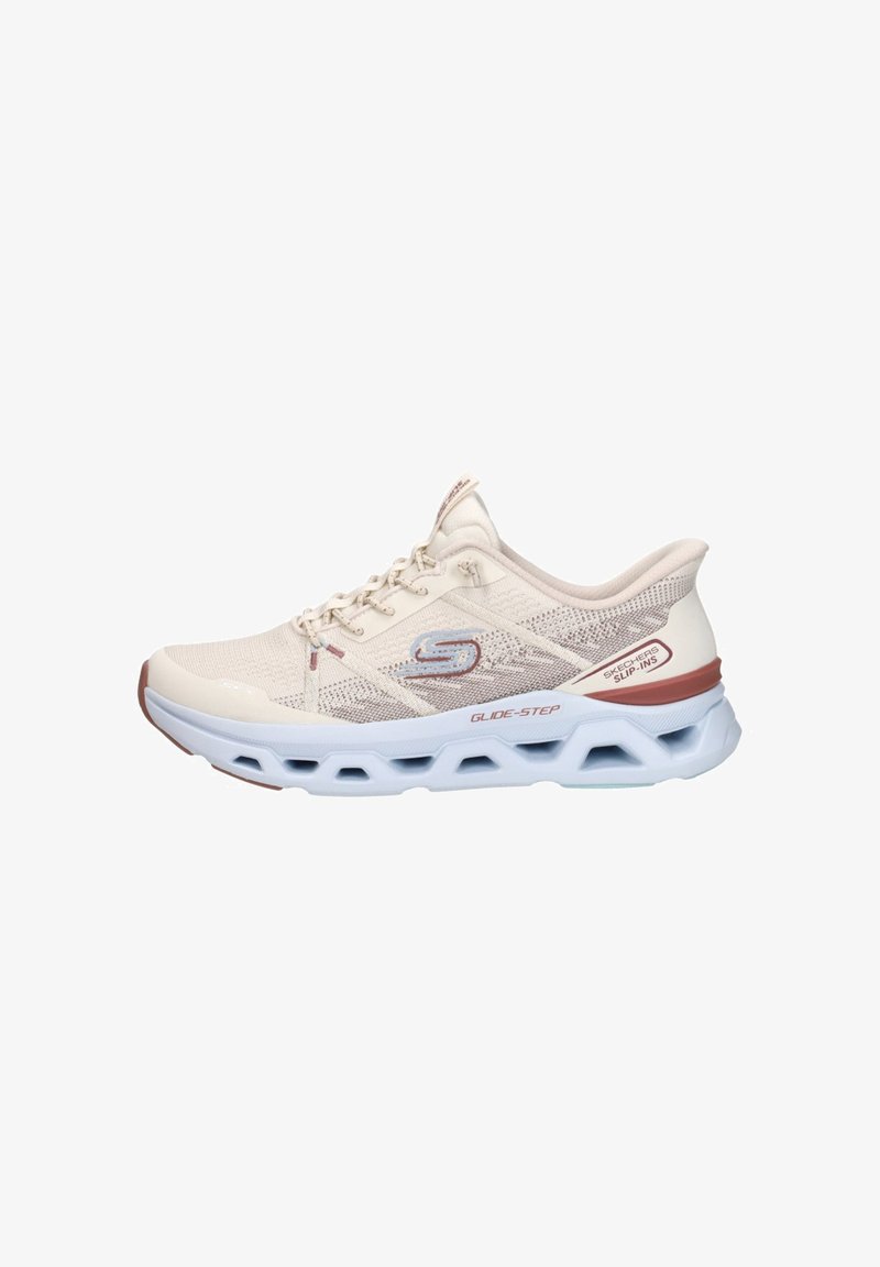 Chaussure de sport Skechers Glide-Step beige avec tige en maille, laçage avant, semelle blanche épaisse avec trous de ventilation et étiquette antidérapante.
