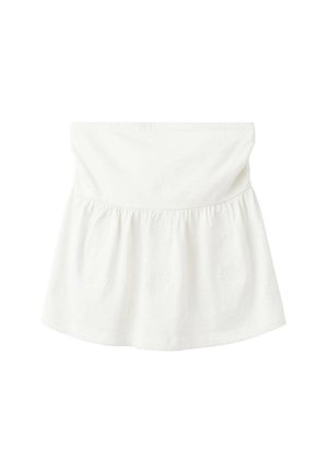 Robe mini blanche sans bretelles avec taille froncée et broderie florale subtile sur tissu léger.