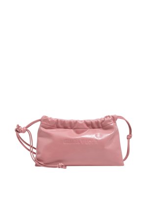 Mała miękka różowa skórzana torebka z regulowanym, związanym paskiem ściągającym i marszczonym górnym detalem, z wytłoczonym nazwą marki z przodu.