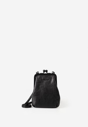 Petit porte-monnaie noir en cuir avec fermeture à clip et fine bandoulière sur un fond blanc uni.