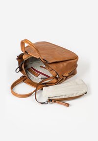 Tasche aus hellbraunem Leder mit Schulterriemen, einem Reißverschlussfach und einem Innenfutter aus Stoff. Enthält ein kleines, gestreiftes Täschchen.
